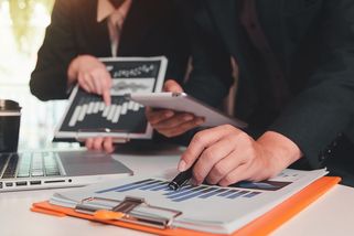 Cash Only: Z prodavačů hrnců jsou obchodníci lákající na prašivé investice - Seznam Zprávy